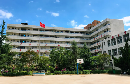昆明市西山职业高级中学校园环境及住宿条件全览：绿意校园筑求学佳境
