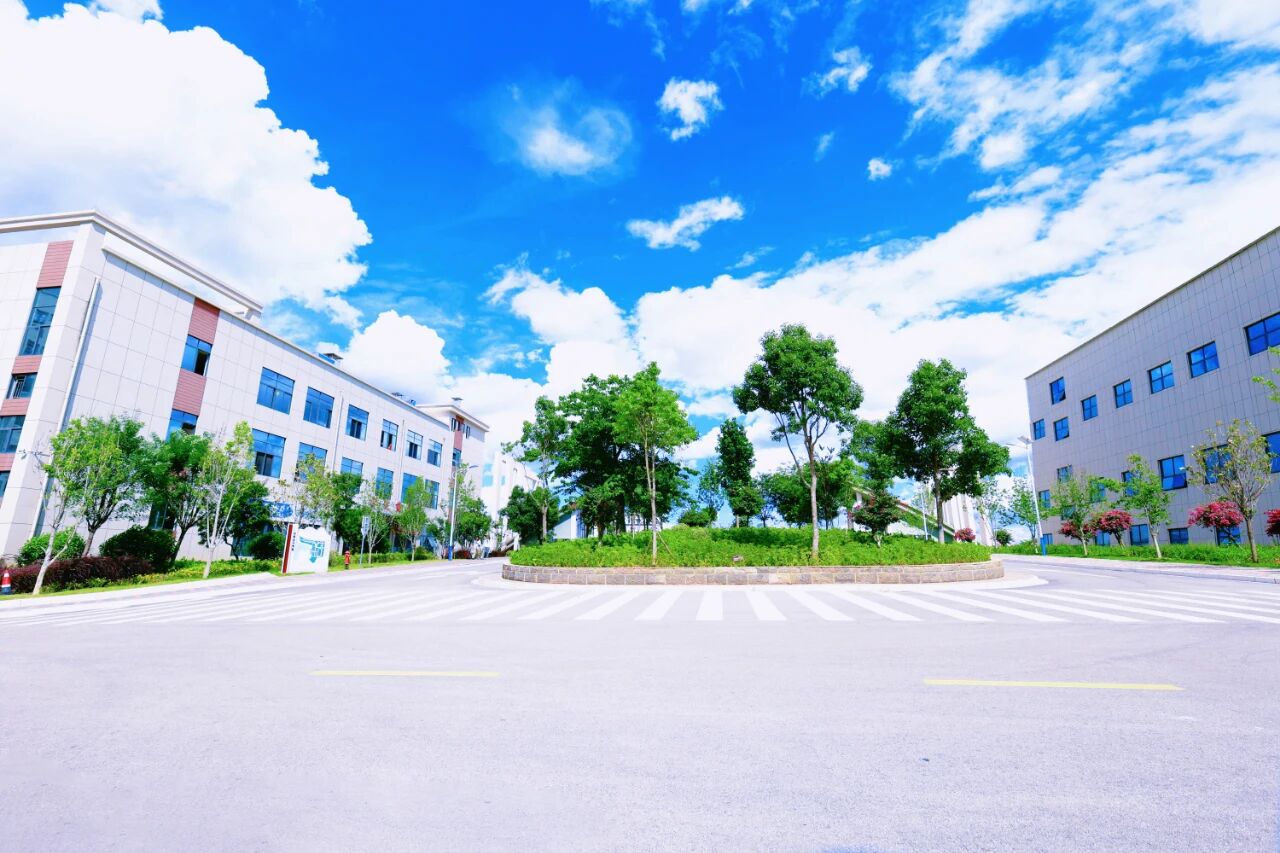 千亩学府山水相融&mdash;&mdash;云南三鑫职业技术学院2026图片照片